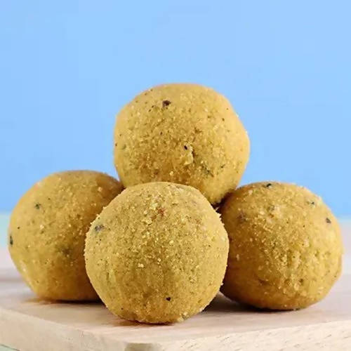 Feng Shui Rakhi With Besan Laddoo & Cashew Jar